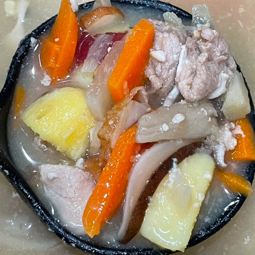 くらCaf'e、自慢の「豚汁」。季節のお野菜がふんだんに入っています。