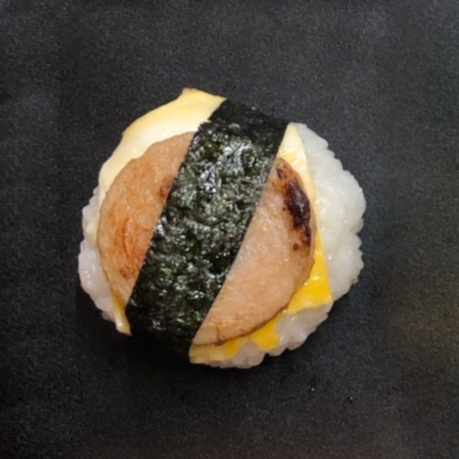 くらCaf'e自慢「スパム風・ソーセージ」おにぎり