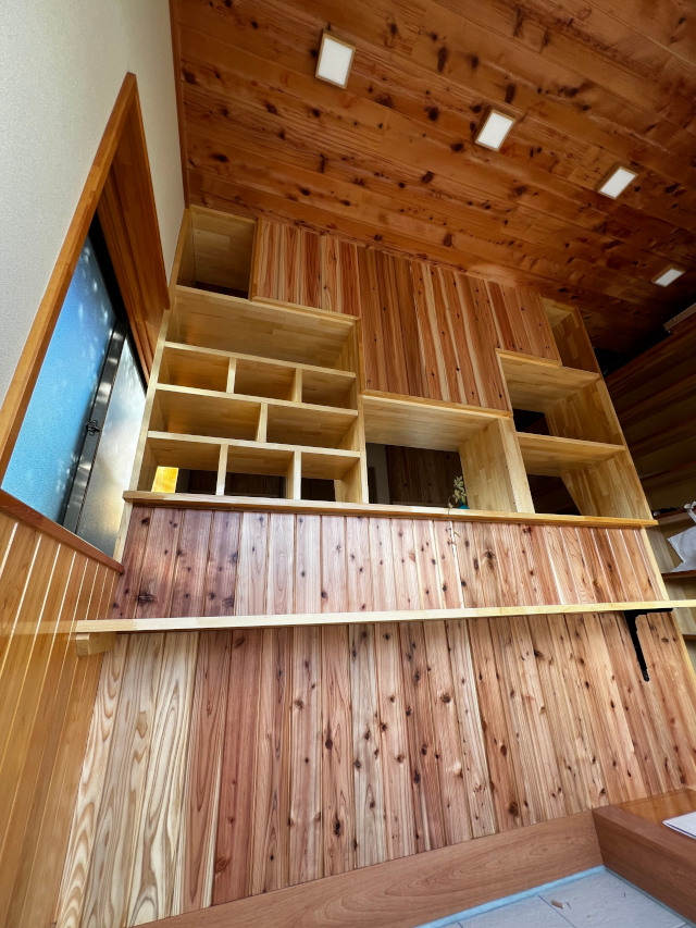 自慢のカウンターです。ステレオアンプ、レジ等々を格納します。