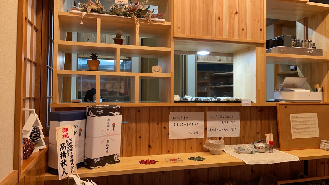 くらCaf'e アクセスのご案内ページ・スライドショーでの「店内カウンターb」イメージ画像です