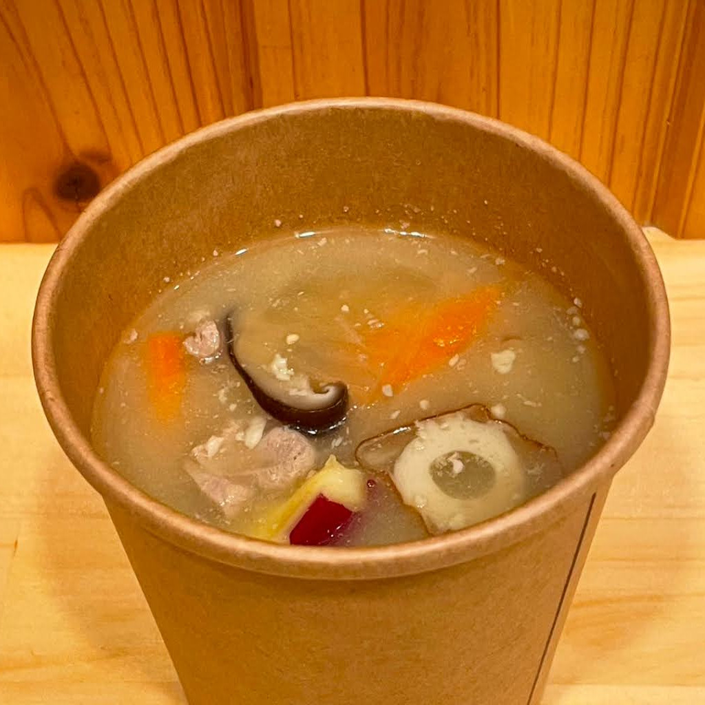 くらCaf'e、自慢の「豚汁」。大きいカップに一杯、是非お召し上がりください。