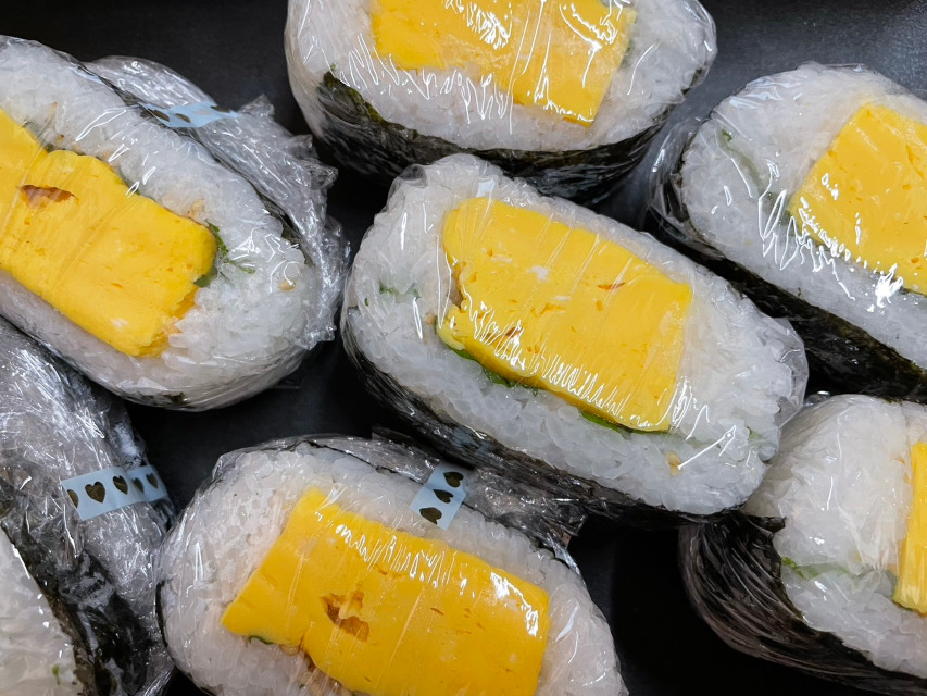 こちらは、おにぎりサンド・厚焼き卵です