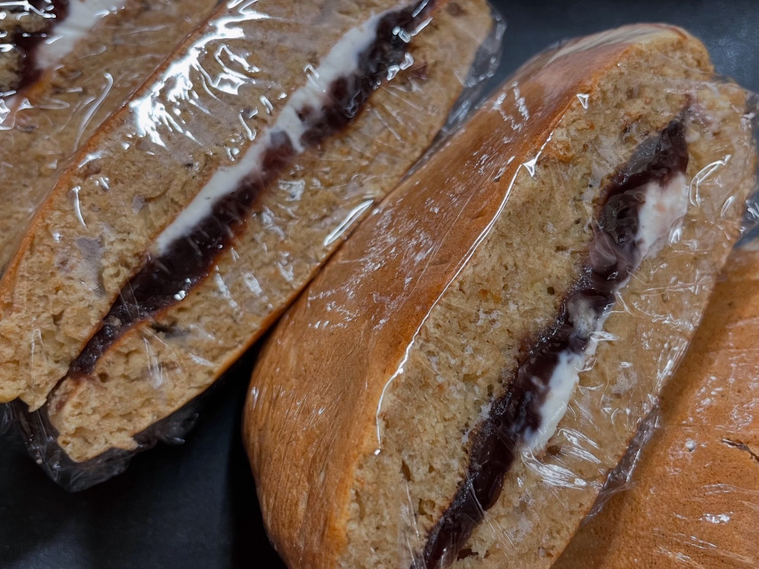 国産小麦粉使用の、パンケーキサンド・あんことチーズです