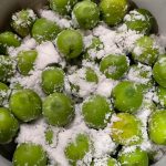 梅干し作り「工程その１」、塩漬け開始です　品種２。