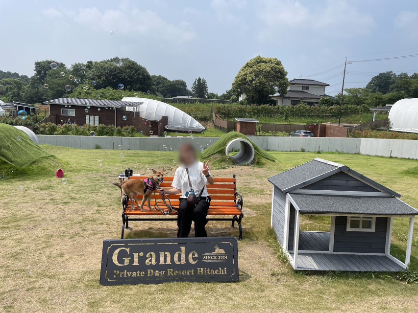 プライベートドッグリゾートにて、「りんご」と記念写真。シャボン玉が良かったですね。