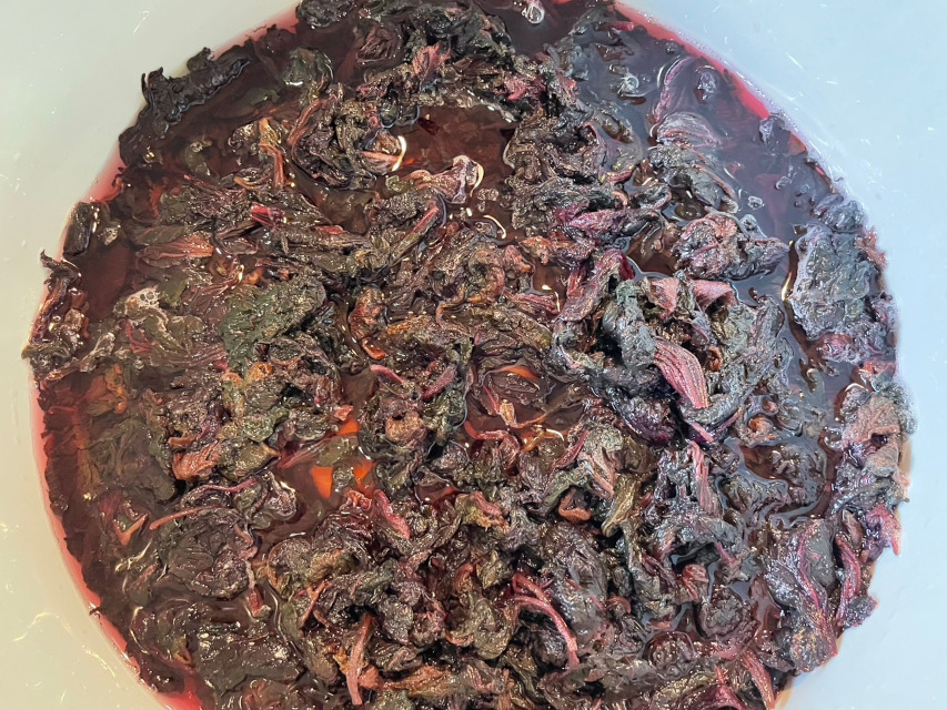 「自家製梅干し」作成工程2、塩揉みしておいたシソを、梅酢に浸った梅のみと合わせます。