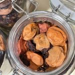 自家製梅干し作り、いよいよクライマックスです。保存容器に入れて少し寝かせれば完成です。