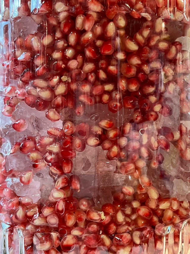 「ホット『ザクロ』ドリンク」は、新鮮な『ザクロ』を丁寧な手仕事にて甘酸っぱい自然な味わいを楽しめる「シロップ」に仕上げます