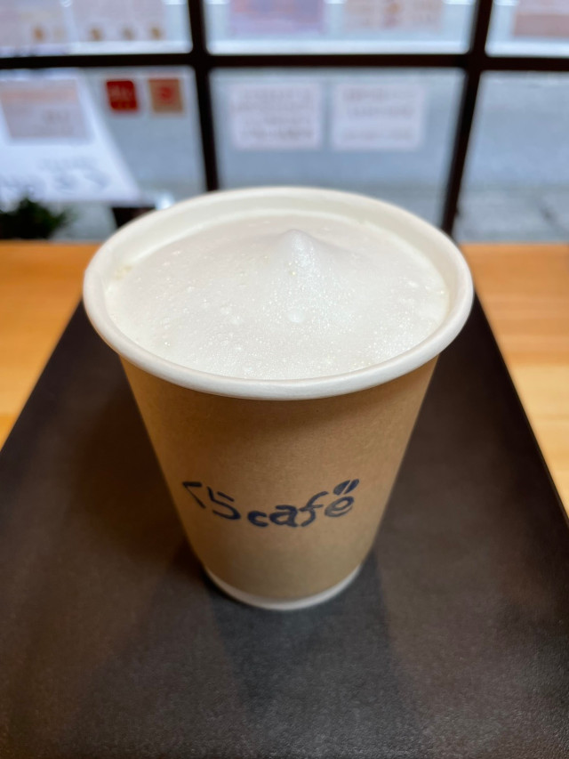 白い泡に包まれたホッと一息、ミルクの甘さをほのかに感じるお品です。