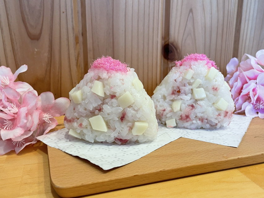 春限定の新作『桜モッツアレラチーズ』です