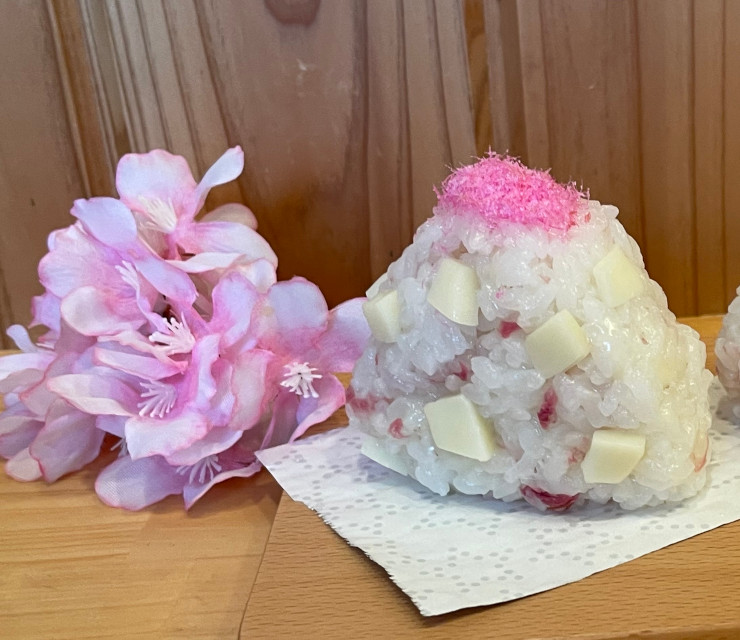 桜デンブの懐かしい甘さと桜の花の塩味が、春らしさを感じさせる新作です